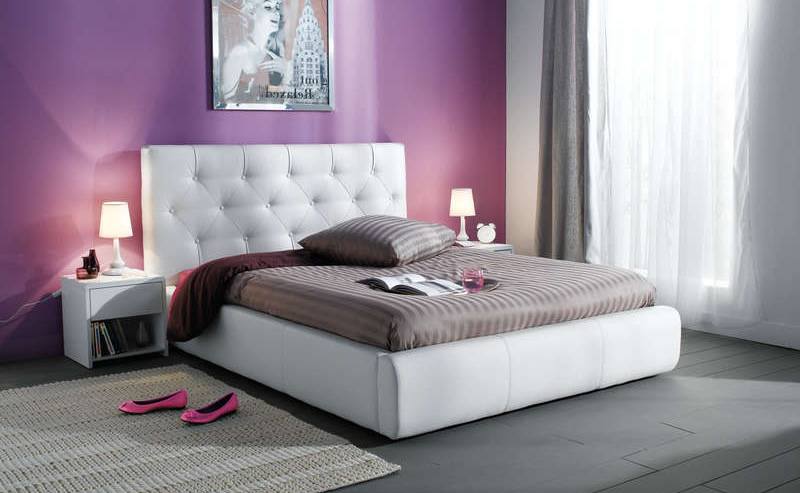 Moderní čalouněná postel z ekokůže