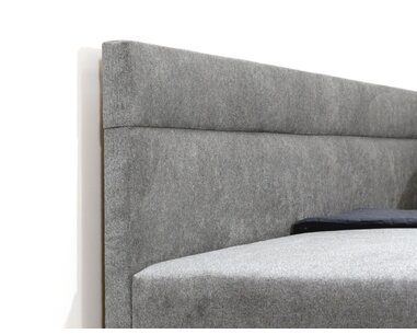 Detail čela - postel s dlouhým čelem Detail čela - postel s dlouhým čelem