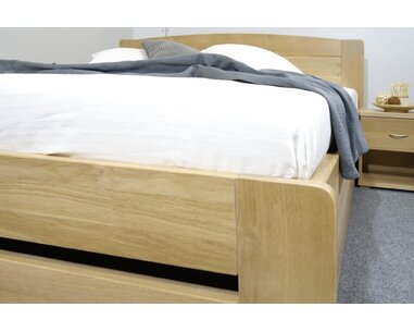 Dřevěná postel dvoulůžko Justina, masiv dub Dřevěná postel dvoulůžko Justina, masiv dub