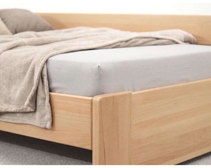 Zvýšená buková postel s roštem MIVA s bočním čelem, 120x200 Zvýšená buková postel s roštem MIVA s bočním čelem, 120x200